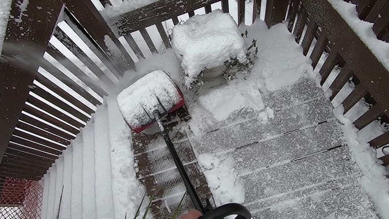¿Cómo quitar la nieve de su terraza exterior?